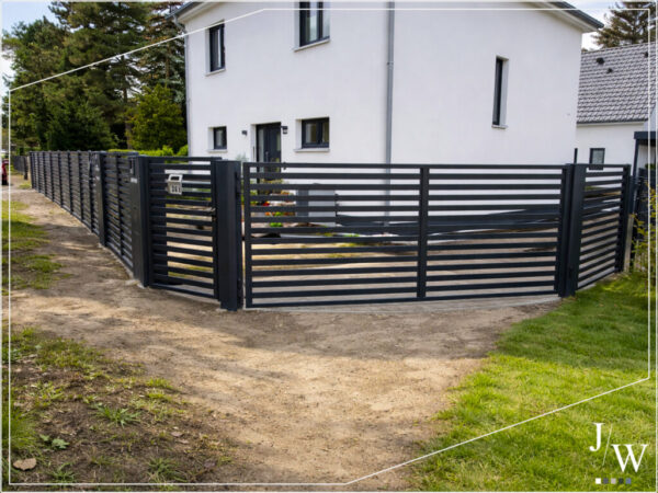 Berlin 3 Modern Zaun Einfahrtstor, Pforte und Zaunfelder in Farbe anthrazit vor einem weißen Haus